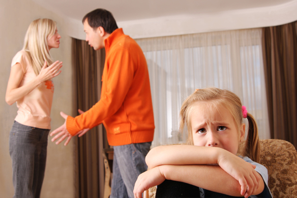 parents-fighting-in-front-of-daughter_gmswyj